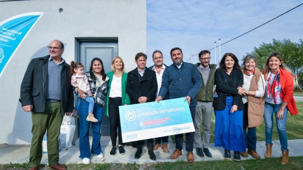 Kicillof entregó 28 viviendas en Tordillo y anunció la construcción de 56 más